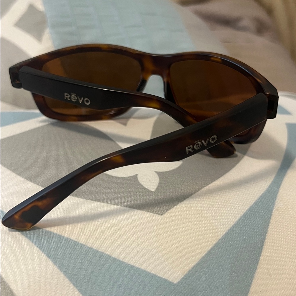 Revo “frames” - Picture 2 of 9